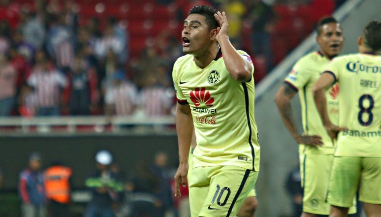 Osvaldo Martínez festeja gol en duelo contra Chivas