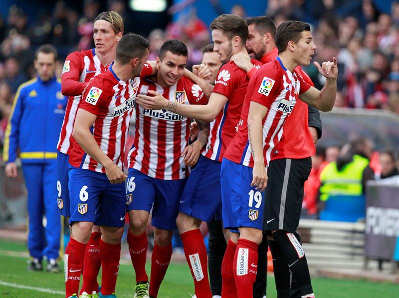 Jugadores del Atlético de Madrid abrazan a Correa