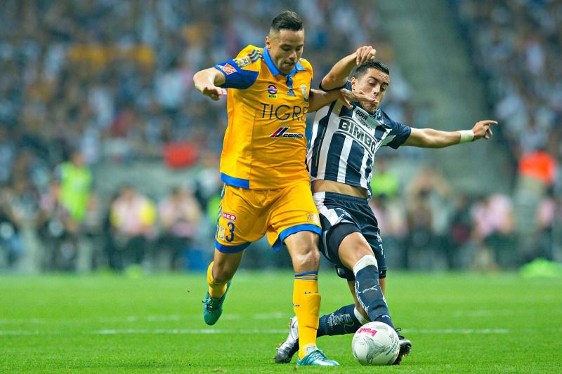 Zelarayán y Funes Mori, durante el Clásico Regio