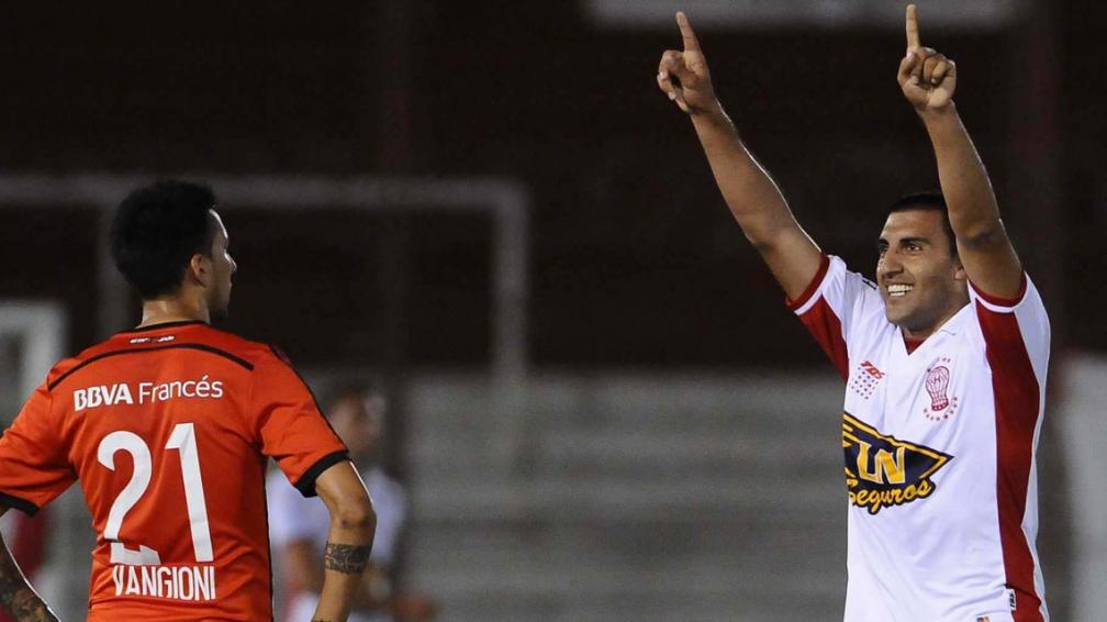 Wanchope Ábila festejando un gol con Huracán