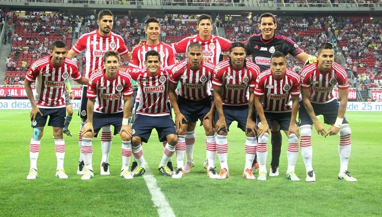 Jugadores de Chivas posan previo a la Ida del Clásico en Cuartos