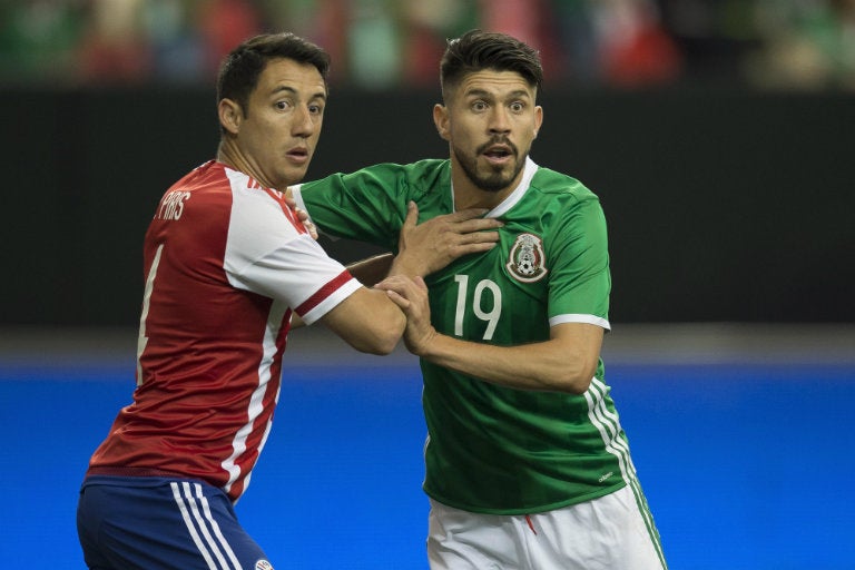 Oribe Peralta compite por el balón en amistoso contra Paraguay