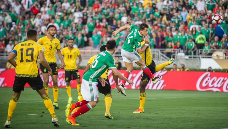 Chicharito remata de cabeza para conseguir un gol con el Tri