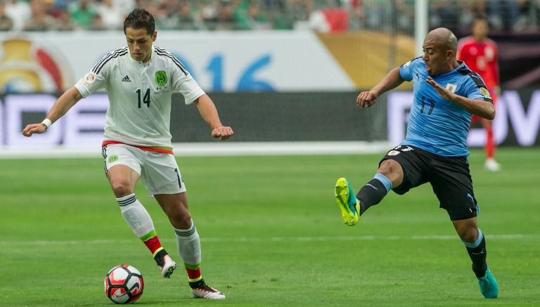 Javier Hernández condece el balón en el partido contra Uruguay