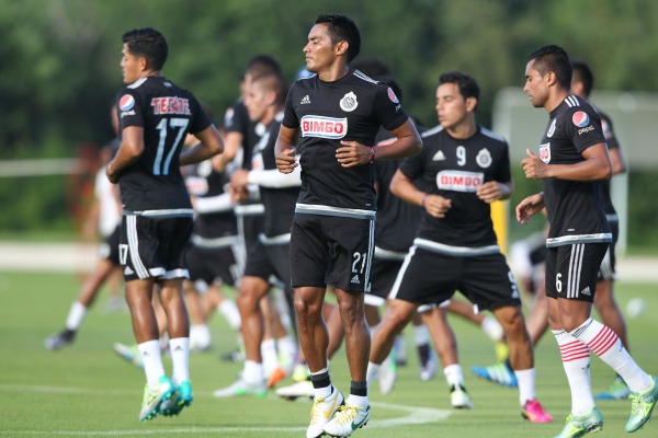 Los futbolistas de Chivas entrenando durante la pretemporada del equipo