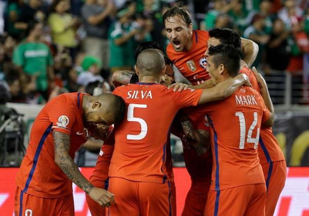 Los jugadores de Chile festejan un gol