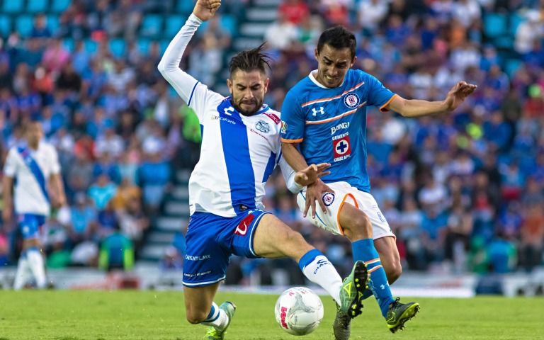 Flavio Santos y Rafael Baca disputan el balón 
