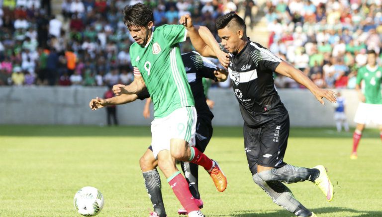 Oribe disputa el esférico en un partido contra Zacatepec