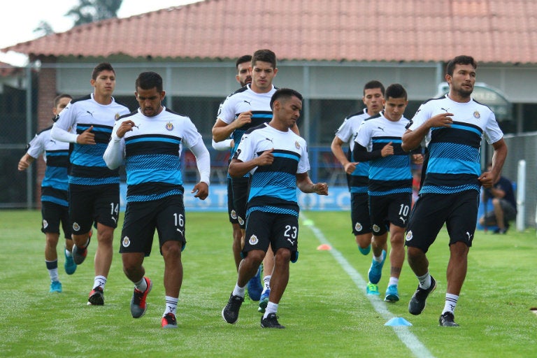 Jugadores en entrenamiento con Chivas