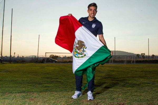 Pizarro con una bandera de México en los campos de Pachuca