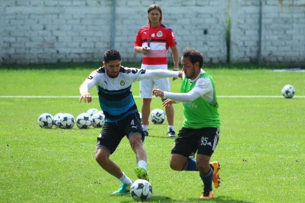 Jair Pereira pelea un balón ante la mirada de Matías Almeyda