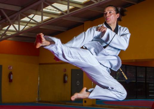 María del Rosario Espinoza lanza una patada de taekwondoín