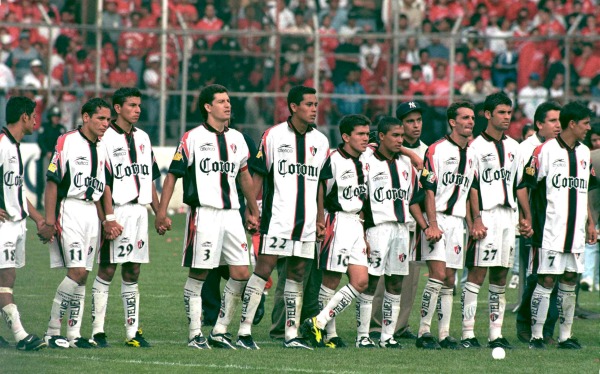 Los jugadores del Atlas formados en la tanda de penaltis durante la Final frente a Toluca en 1999