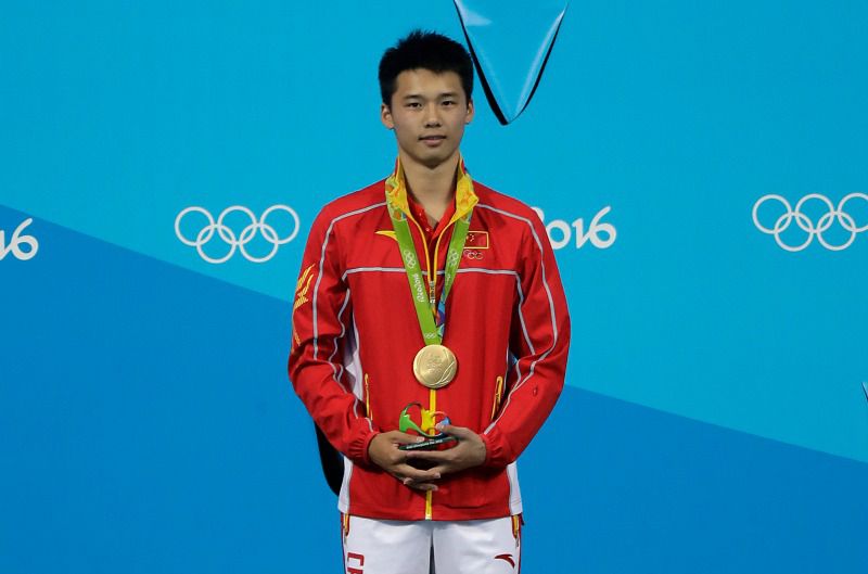 Aisen Chen posa con la medalla de oro obtenida en clavados 
