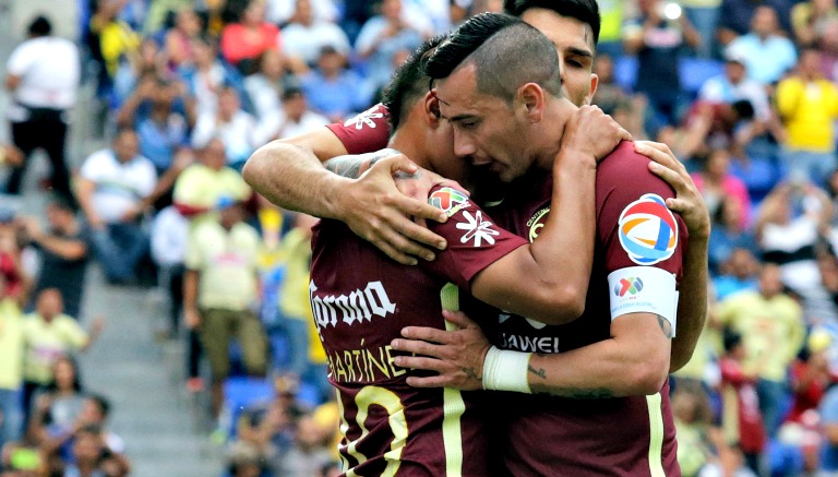 Rubens festeja gol con Osvaldo Martínez en el partido contra Puebla