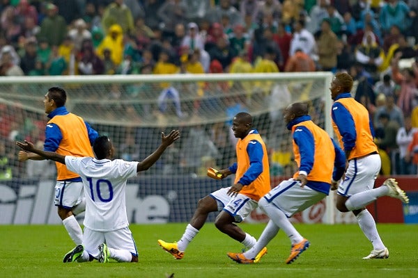 Los jugadores hondureños celebran al derrotar a México en el 2013