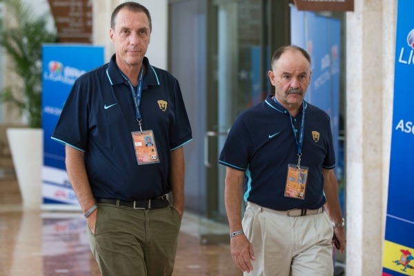 Rodrigo Ares de Parga caminando en los pasillos del hotel del draft 2016