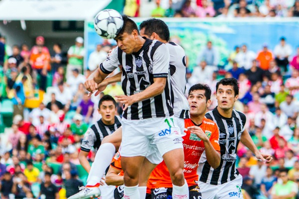 Isijara pelea un balón por aire en el juego frente a Jaguares