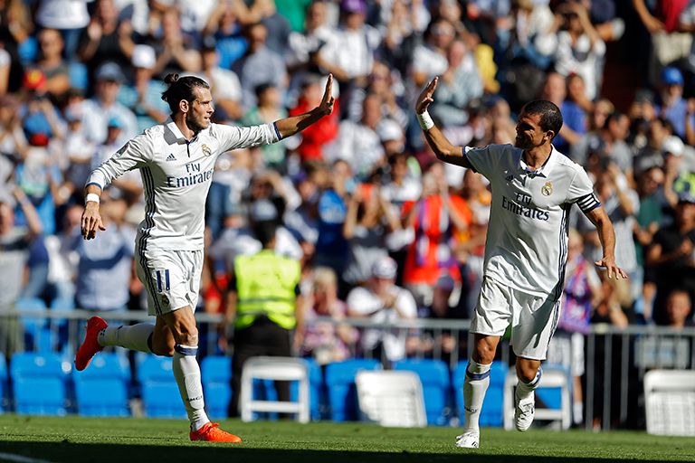 Bale celebra con Pepe un gol de Real Madrid