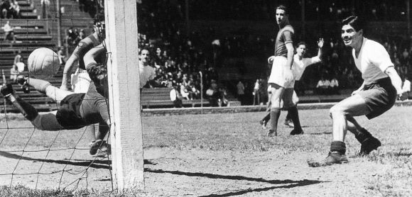 Octavio Vial anotando un gol con el América