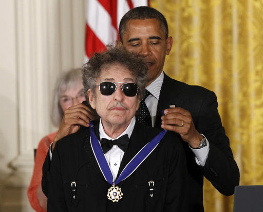 Barack Obama coloca medalla de la libertad en 2012 a Bob