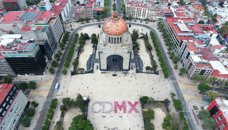 El Monumento a la Revolución con las sigas CDMX