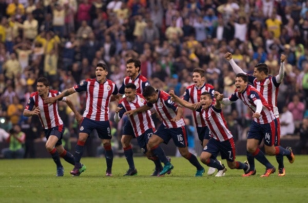 Los jugadores de Chivas corren a festejar el triunfo del Rebaño frente al América