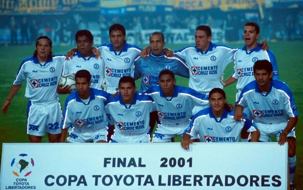 Los jugadores de Cruz Azul posan para la foto a minutos de arrancar la Final del 2001