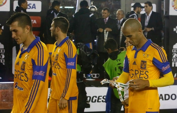 Los futbolistas de Tigres salen del campo con su medalla de segundo lugar