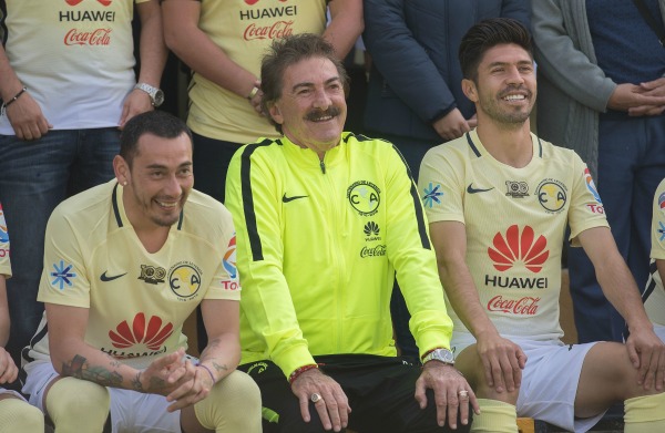 Sambueza, LaVolpe y Peralta durante la foto del club
