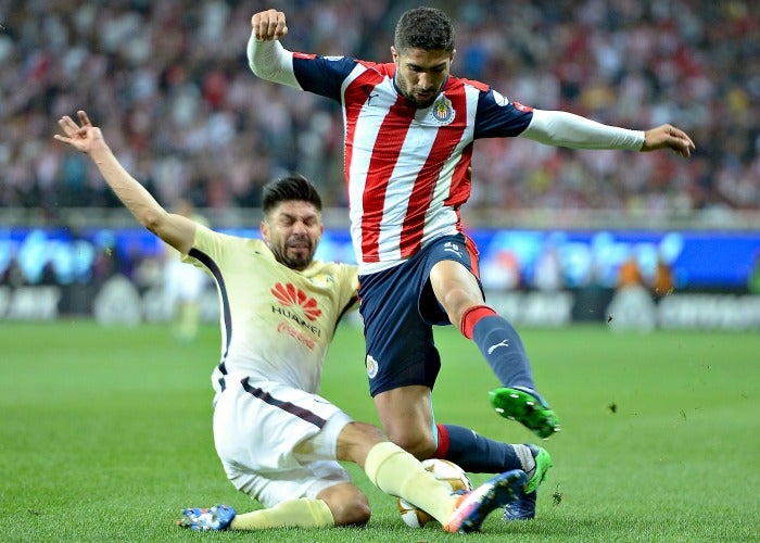 Peralta y Pereira pelean el balón en el último Clásico