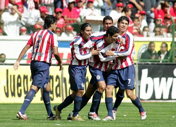 Los jugadores de Chivas celebran con el Maza Rodríguez el empate en Toluca