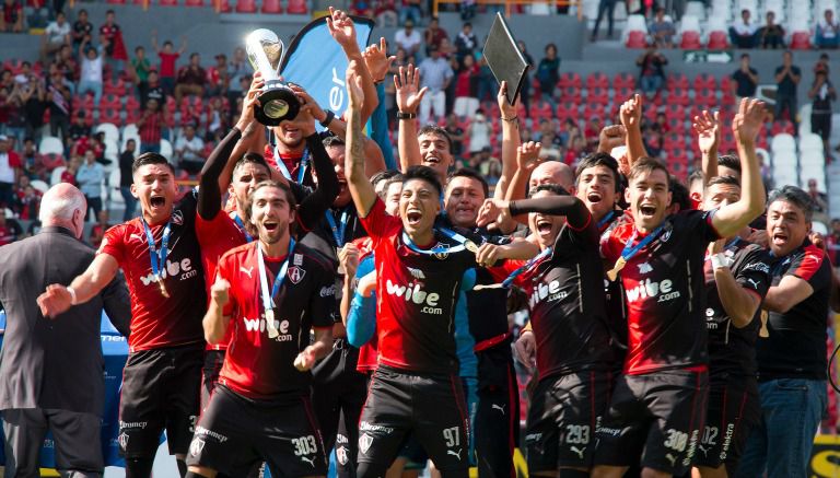 Futbolistas de Atlas Sub 20, felices con su trofeo