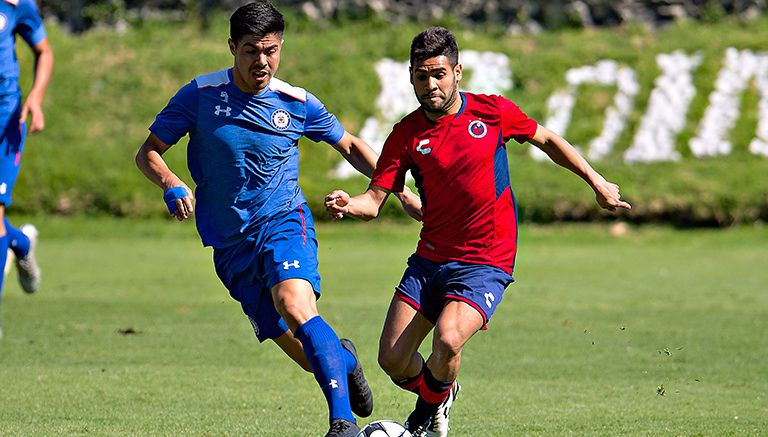 Silva y Villalva pelean por el balón 