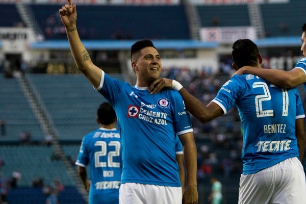 Jonatan dedica su anotación a la tribuna en un partido de los Cementeros