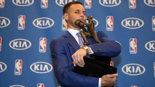 Stephen Curry besa su reconocimiento de MVP