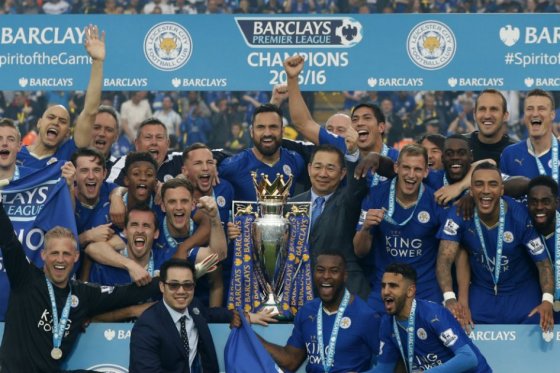 Los jugadores del Leicester celebrando el título
