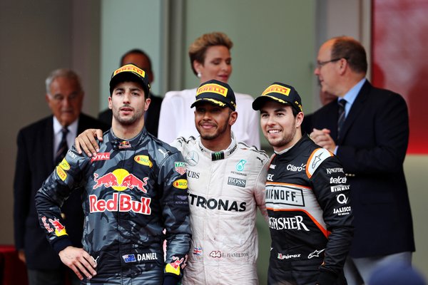 Checo Pérez junto a los ganadores del GP de Mónaco