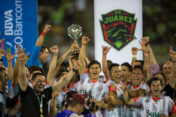 Los jugadores de Necaxa levantan el trofeo de Ascenso
