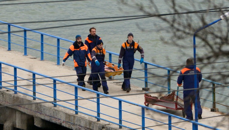 Rescatistas llevan el cuerpo de una de las víctimas