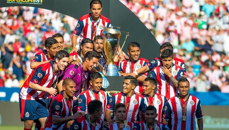 Los jugadores de Chivas levantan el trofeo de Campeón de la SuperCopa MX