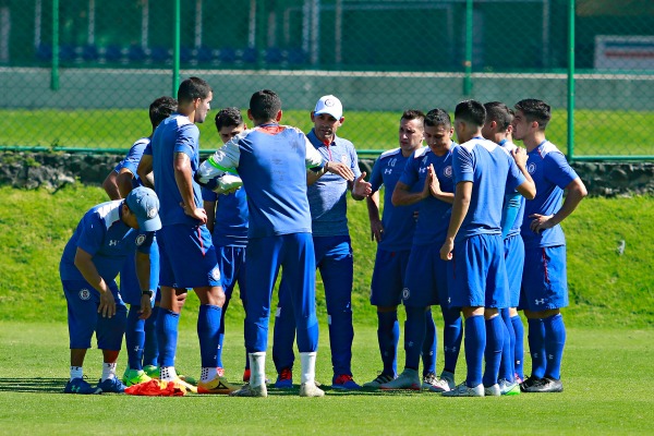 Paco Jémez hablando con los jugadores durante un partido amistoso frente a Mérida