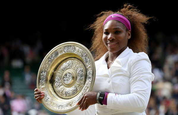 Serena Williams sostiene su trofeo de Campeona de Wimbledon