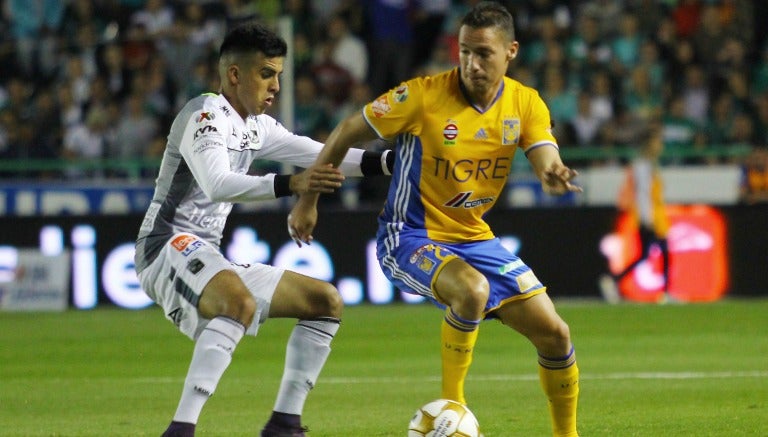 Jesús protege el esférico en un duelo contra Atlas 