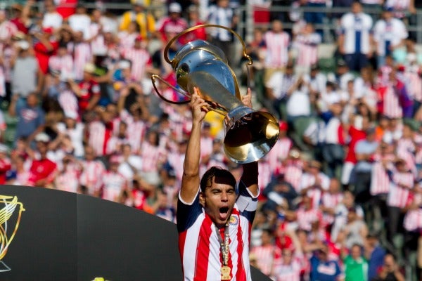 Omar Bravo levanta el trofeo de la Súper Copa Mx
