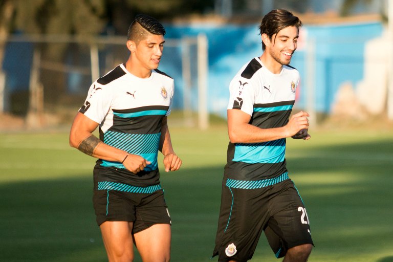 Alan Pulido y Rodolfo Pizarro corren juntos en práctica