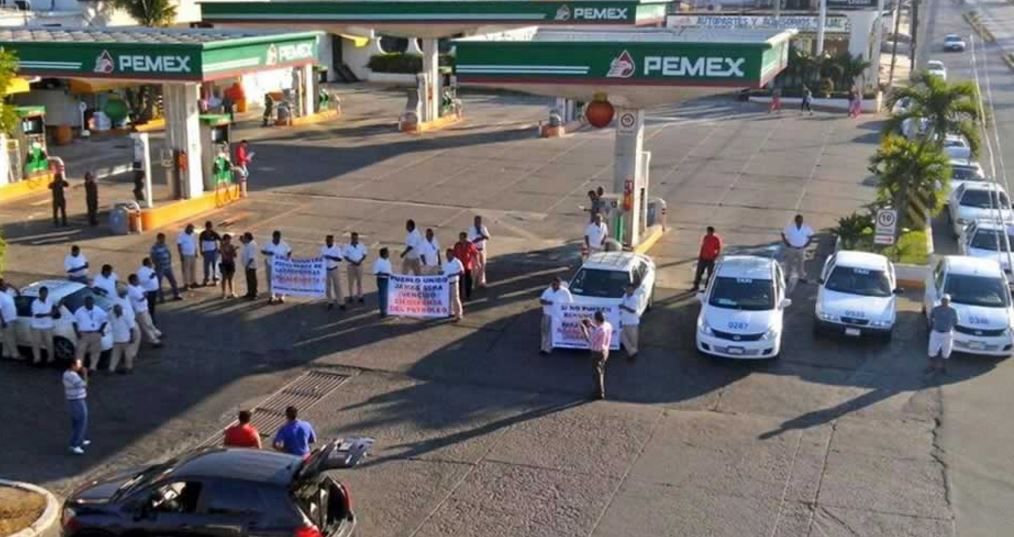 Transportistas toman gasolineras de Zihuatanejo