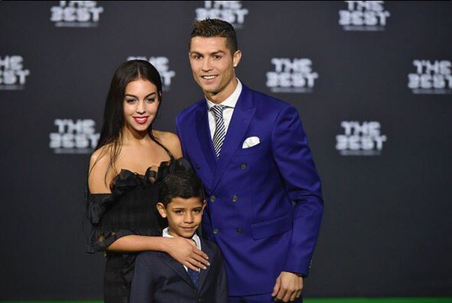Cristiano Ronaldo posa por primera vez en público con su novia