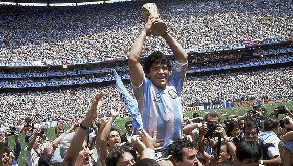 Maradona levanta la Copa del Mundo en México 1986