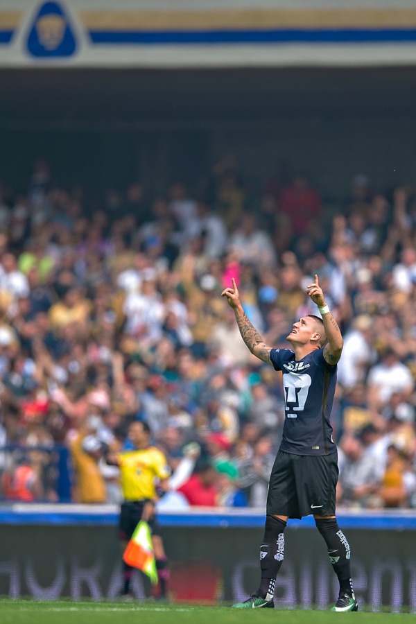 Nicolás Castillo levanta los brazos tras anotar un tanto con Pumas en CU